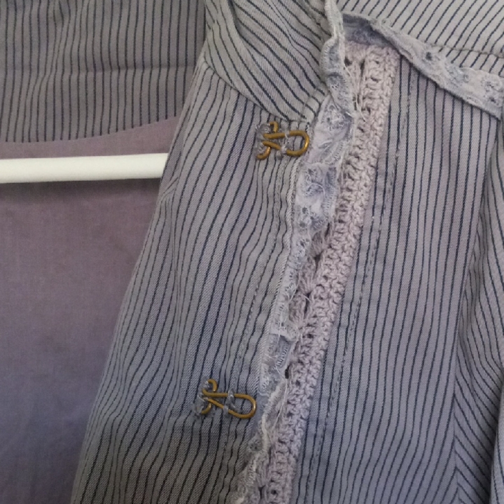 Elegant Striped Women's Blazer with Lace Accents - Picture 6 of 7